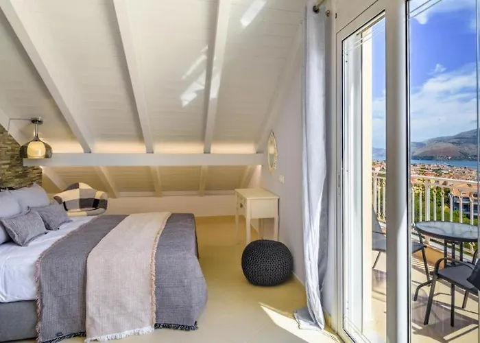 Elegant Penthouse With Sea View